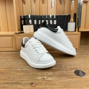 Luxury Men’s Walking Shoes Custom Platform Breathable Anti Slip Casual Trend