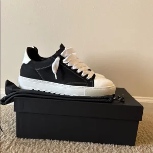 Men’s Canvas Upper Lace Up Shoes Breathable Mesh Lining Lightweight Durable Comfortable Height Increasing Sporty Fashion Trend