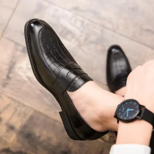Men’s Casual Leather Shoes Italy Slip-on Closure Flat Design for Autumn