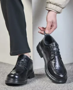 Safety Work Shoes for Men Anti Smashing Anti Puncture and Insulated Shoes for Electricians in Workshops and Restaurant